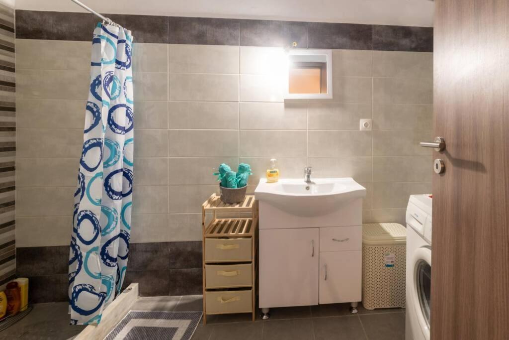 Bright Newly Renovated Apt Near Beach & Center+Ac Anemomylos Bagian luar foto